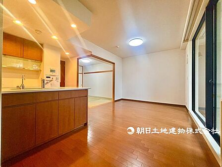 光と風があふれる開放的なリビングダイニングには自然と家族みんなが集まってきます。