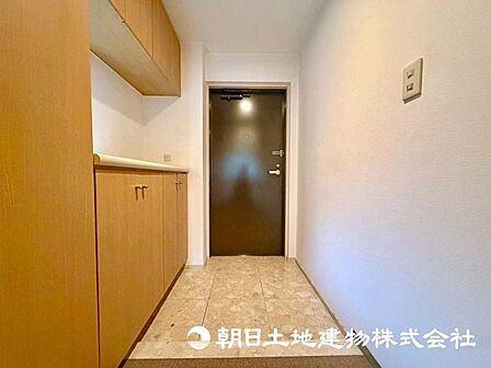 長くお住まいになっても飽きないシンプルな玄関となっております。