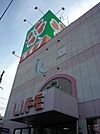 ライフ杭全店 703m