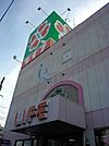 ライフ杭全店 366m