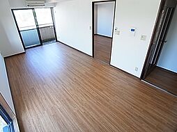 綾東ヴィレッジ弐番館 5階1LDKのリビング/ダイニング