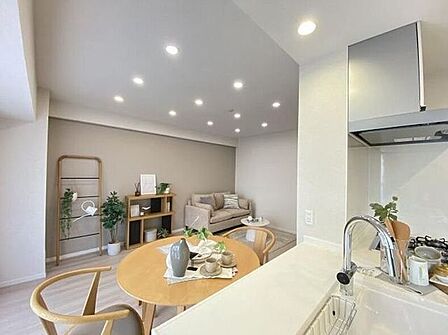 住戸に家具が置いているので、家具を置いた状態の部屋の広さや配置、どのような家具を置いたらいいか参考にできます♪LDK以外に2部屋あるので1~2人暮らしにおすすすめ☆(家具付物件ではございません)