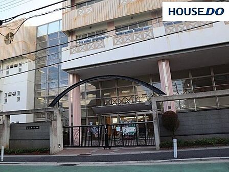 神戸市立中央小学校 1100m。めざす子供像「人権を尊重し、自ら未来を切り拓こうとする子」。教育目標「夢　笑顔　命」。児童数は587人（2025年度調べ）。