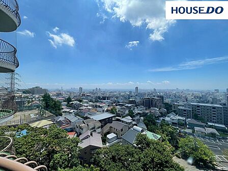 6階　バルコニーからの眺望。海と山が望めます（天候によります）。
