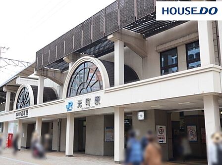 JR元町駅 400m。快速・普通停車駅。地下2階は阪神元町駅のホームなので、阪神電車への乗り換えに便利。駅から南に行けばすぐに南京町や大丸神戸店へ行くことができます。