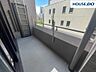 バルコニー：7階　北西向きバルコニーなので夏場は涼しく過ごせ、家具や床が日焼けしにくい。夕方に暖かい光が差し込みます。朝はまぶしくなく、ゆっくり眠ることができるため、朝が遅い人や夜勤の人も安心。