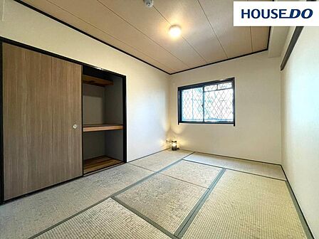 約6帖和室はリビングから居室に入る間取り。少し横になってくつろぎたい時に便利。小さな子どもの遊び場や昼寝スペースにも使えます。押入れ付でお部屋すっきり。2025年12月畳表替え、襖貼替え。