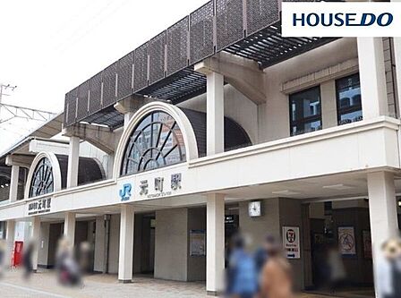 JR元町駅 1200m。快速・普通停車駅。地下2階は阪神元町駅のホームなので、阪神電車への乗り換えに便利。駅から南に行けばすぐに南京町や大丸神戸店へ行くことができます。