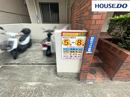 バイク置き場（原付：月額500円/台、三輪バイク：月額1000円/台）。3区画。バイクシール貼付要（無償）。空き要確認。料金は変更する場合がございます。