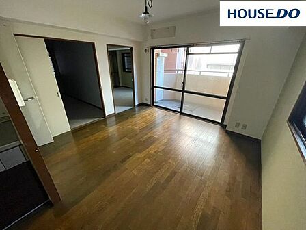 約10.4帖LDK♪2面採光で通風・採光良好☆リビングから直接各居室に入る間取りで、居室に出入りするときにリビングを通るので自然と顔を合わせる機会が増えます☆（リノベーション前写真）