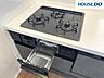 キッチン：消し忘れや煮こぼれなどのうっかりミスを防いでくれる、賢いＳＩセンサーコンロ。3口コンロなので、たくさん調理する時や急なお客様や急いでいるときにも役立ちます。2026年9月中旬システムキッチン新調。