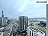 バルコニー：最上階27階　北東向きバルコニーからの眺望。海と山が望めます（天候によります）。（雨天時撮影）