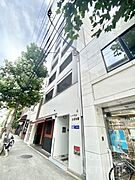 バス停目の前です
