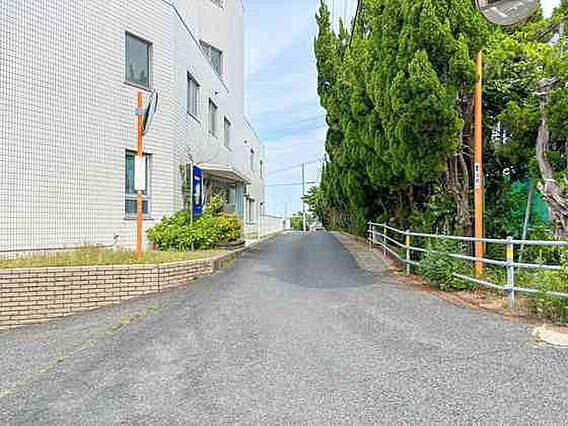 本館東側の接道...