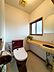 室内：ゆったり使いやすいトイレには手洗い場も備え付けられています。