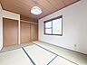室内：2階和室は、ご家族の個室や客間、趣味のお部屋など幅広い用途で使いやすい一室です。