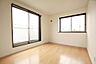 寝室：2面採光でお部屋の隅々まで明るい印象の居室。おひさまの光を、爽やかな風をたっぷりと取り込めます。居室内はいつも明るいので、毎日の生活も自然と明るくなりますね。 