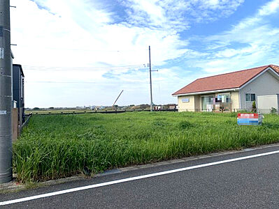 外観：建築条件ありません！！　お好きなハウスメーカーでご検討ください♪　南北に長い土地の形状だから、建物を建てても南面を広く残せます♪　日当たりのよい広いお庭を作ることも可能です♪　ご見学大歓迎です！