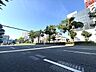 外観：整備された歩道のある前面道路です。歩行者の方も安全に通行できる道路になっています。