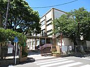 【名古屋市立港北中学校】総合学習では交通手段を含めて港区内の様々な施設を訪問し学習をしています。週に3時間少人数授業を実施しています。校章のデザインは生徒の応募作品を参考に作られています。 1330m