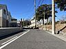 外観：幅員約6mの前面道路です。道路幅にゆとりがあるので、車種を選びません。大きめの車を乗りたい方にもオススメです。