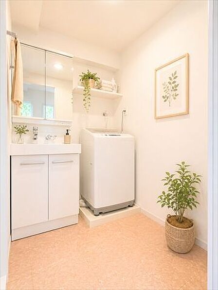 洗濯用洗剤や柔軟剤、洗濯カゴなど、洗濯にまつわるグッズを置くことで家事がスムーズにできそうです。※実際の写真に家具や調度品をCG合成したものです。家具等は販売に含まれておりません。