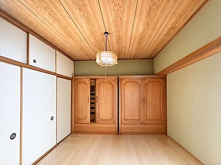 ラックや棚などを設置して、片付ける作業が自然な生活の中に溶け込む習慣になれば嬉しいですね。
