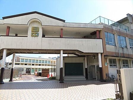 名古屋市立日比野中学校平成29年度より総合的な学習の時間では3年間のキャリア教育を通して、自己実現に向け主体的・協働的に課題解決に努力する生徒の育成を目指しています。 770m