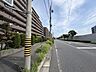外観：整備された歩道のある前面道路です。歩行者の方も安全に通行できる道路になっています。