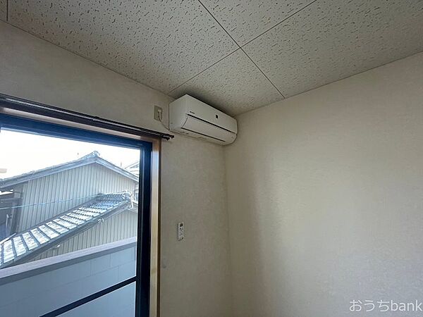 画像13:エアコン付きの室内で日々の生活も快適に。