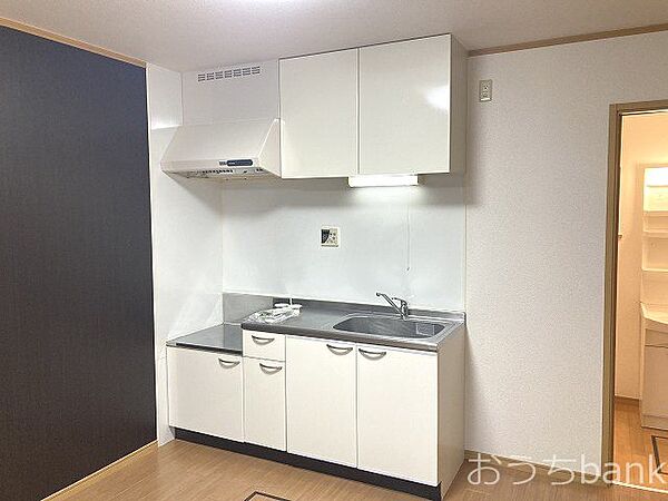 画像4:白を基調としたキッチンは清潔感があって良いですね。