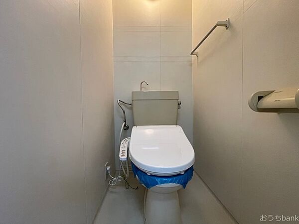 画像10:清潔感のあるトイレは温水洗浄便座ついてます。