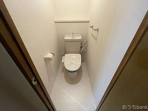 画像11:清潔感のある洋式トイレは温水洗浄便座がついてます。