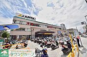 アピタ 徒歩4分。スーパー 290m