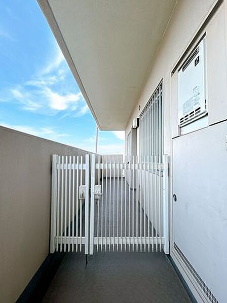 玄関ポーチの写真です。南東角部屋につきポーチがついています。