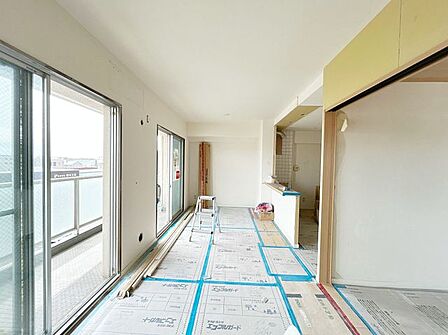 リビングの別角度写真です。陽当り良好。日差しの差し込む明るい部屋は光熱費も節約できます。窓を開けると、日常の生活に彩りを添える素敵な景色が望めます。