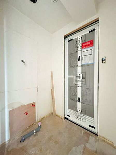 洗面所の別角度写真です。洗面所は天井壁クロス張替え、床はフロアクッション張替え予定です。洗面台は新品に交換予定です。