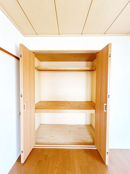 6帖洋室のクローゼットの写真です。季節の服や大きな荷物を収納するのに十分なスペースがございます。