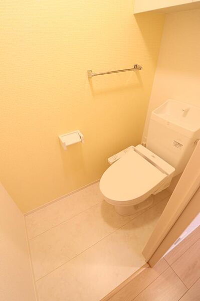 画像11:温水洗浄暖房便座付きトイレ