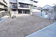 敷地内の広場　屋根付き駐輪場、ゴミボックスあり