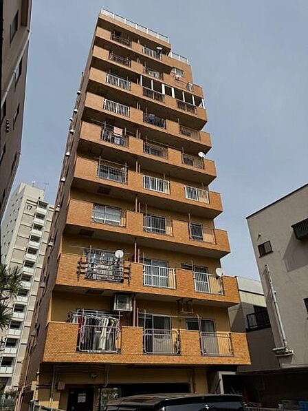 南側外観。通りと反対側につき、南側バルコニーは陽当り良好です