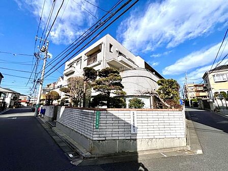角地に位置し、通りから中に入っており静かな環境です