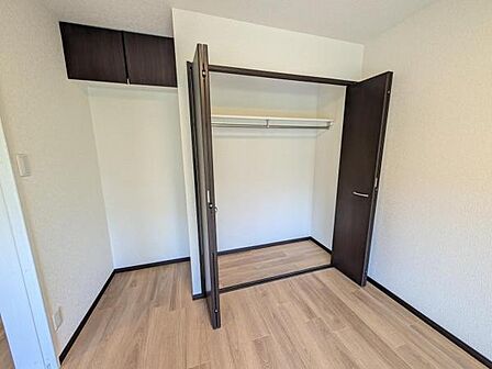 洋室6.1帖の収納です