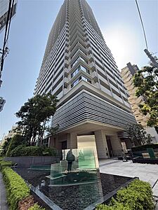 外観:地上31階建 梅田の空に美しく映える外観。 外観:地上31階建 梅田の空に美しく映える外観。
