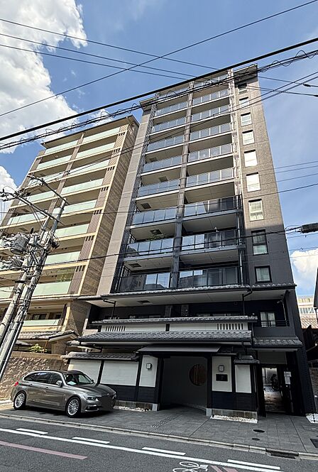 京町家の意匠を取り入れた和の美意識が息づく外観は、現代的な機能性と伝統美を見事に調和させています。