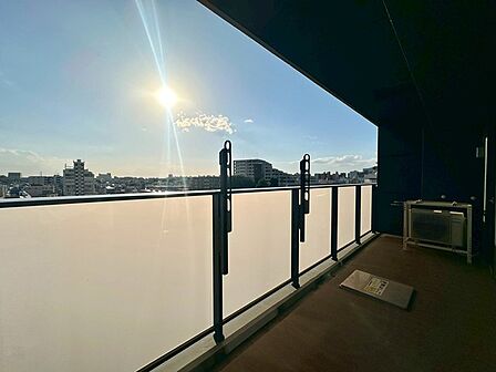 街並みを一望できる抜けた景色。明るい時間から夕暮れまで、移りゆく空の色を楽しめる場所です 