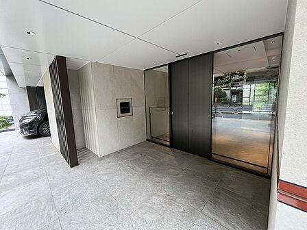 素材の質感を活かした端正なデザインが、住まう方を優雅に出迎える静穏な空間です 