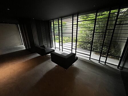 影と緑のコントラストが美しい、大人のための隠れ家。余白を大切にした調和のとある佇まいです 