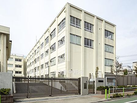 板橋区立板橋第二中学校(530m)