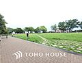 野毛山公園　距...